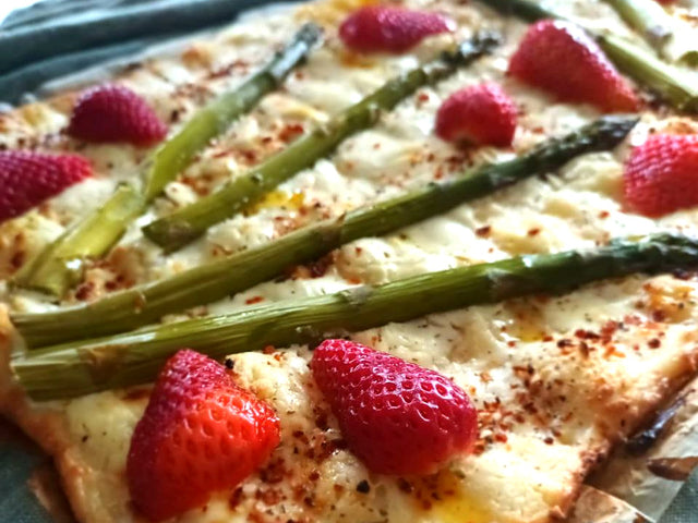 Flammkuchen mit grünem Spargel, Erdbeeren und Bruschettafreund