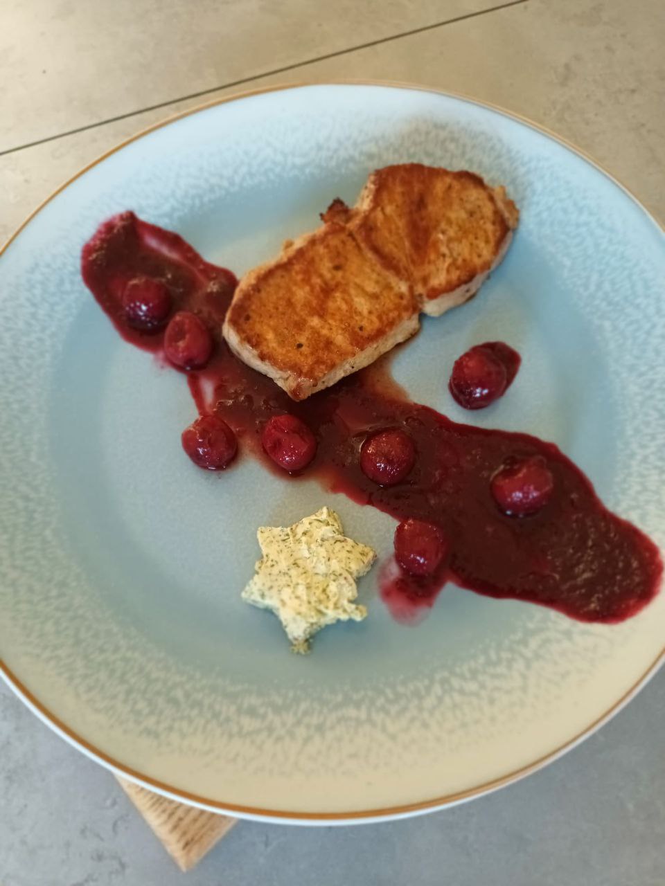 Kalbsrücken mit Glühkirschen & Kräuterbutter-Sternen