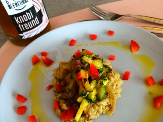 Zucchini-Risotto mit Paprikawürfeln und Knobifreund