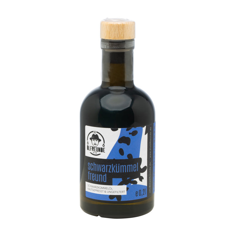 Eine Flasche mit 200ml Schwarzkümmelöl der Marke Die Ölfreunde.