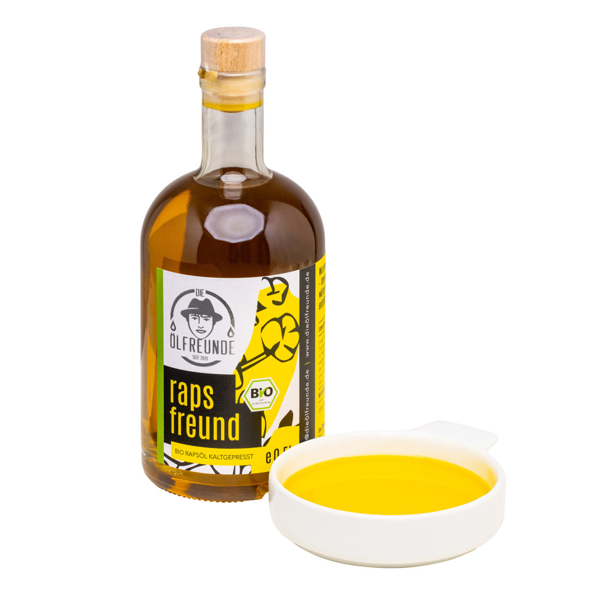 500ml Flasche kaltgepresstes Bio-Rapsöl der Marke Die Ölfreunde, daneben eine Schale mit Rapsöl.