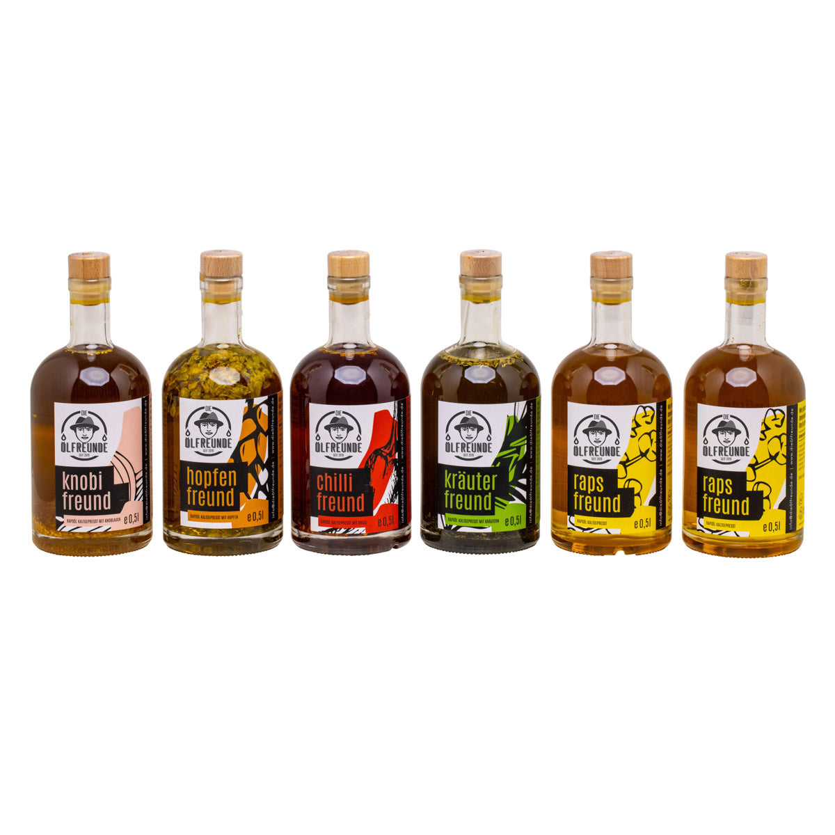 Eine Flache Knoblauchöl, Hopfen-Öl, Chilliöl, Kräuteröl und zwei Flaschen Rapsöl der Marke Die Ölfreunde.