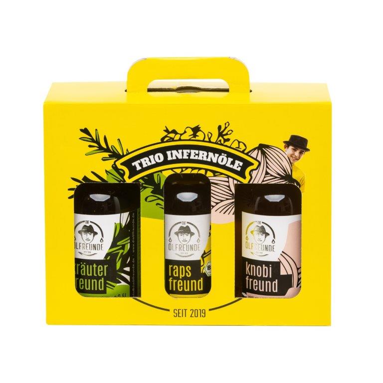 Ein Geschenkset mit einer Flasche Kräuteröl, Rapsöl und Knoblauchöl der Marke Die Ölfreunde.
