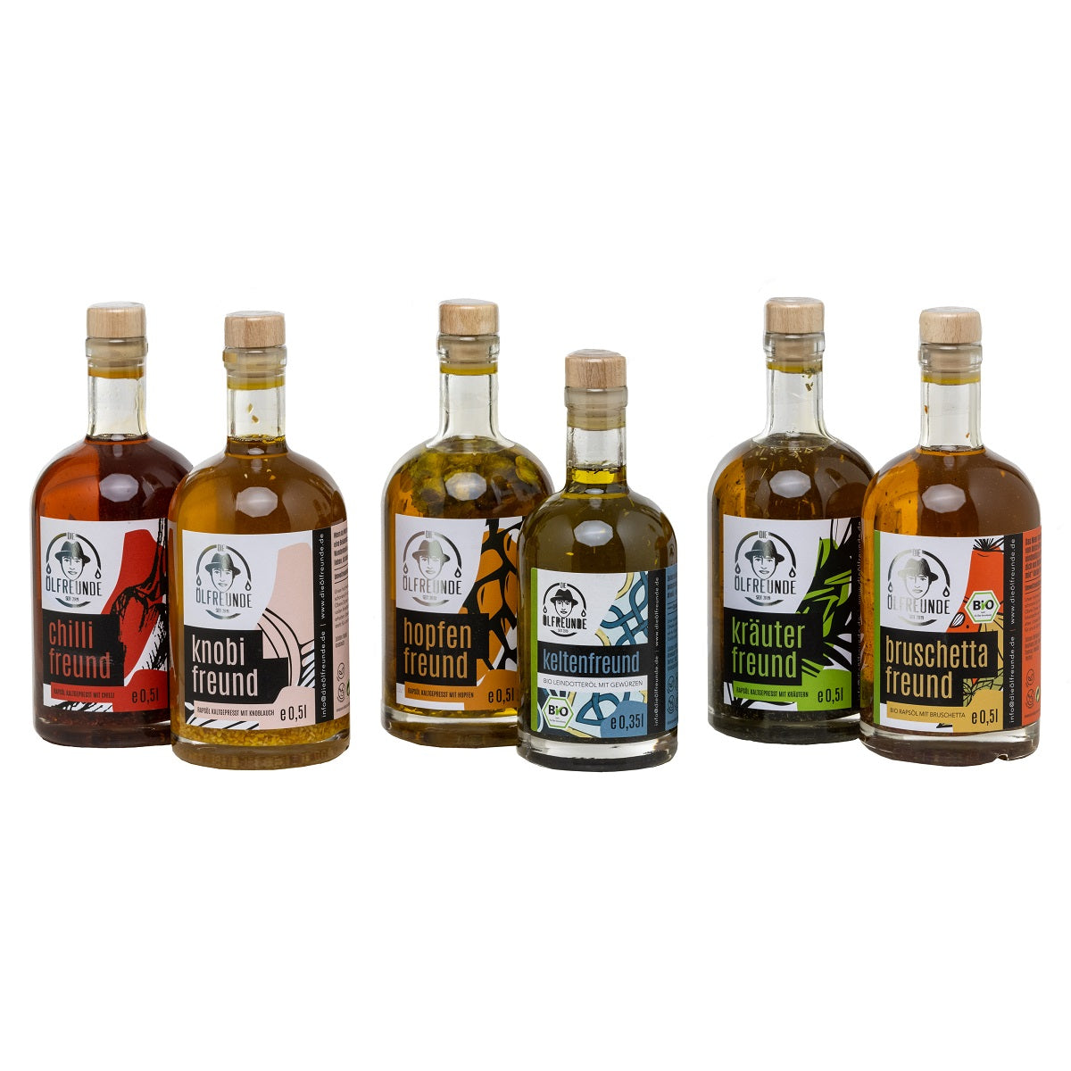 Eine Flasche Chilliöl, Knoblauchöl, Hopfen-Öl, Leindotteröl mit Gewürzen, Kräuteröl und Bruschetta-Öl der Marke Die Ölfreunde.
