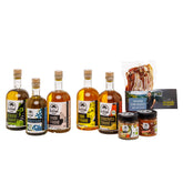 Eine Flasche Kräuteröl, Leindotteröl mit Gewürzen, Knoblauchöl, Rapsöl, Bruschetta-Öl, ein Glas Bruschetta-Gewürzmischung, BBQ-Beat Gewürzmischung, der Marke Die Ölfreunde und ein Pack Schweinebauch Rauchfleisch der Marke Naturpark Metzgerei Bosch.