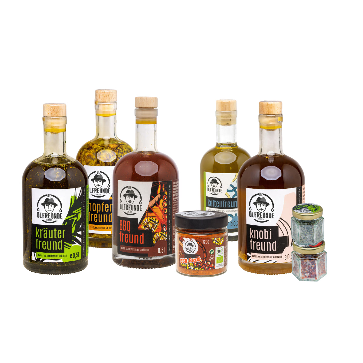 Eine Flasche Kräuteröl, Hopfen-Öl, BBQ-Öl, Leindotteröl mit Gewürzen, Knoblauchöl, ein Glas BBQ-Beat Gewürzmischung, Kräutersalz und Chillisalz der Marke Die Ölfreunde.