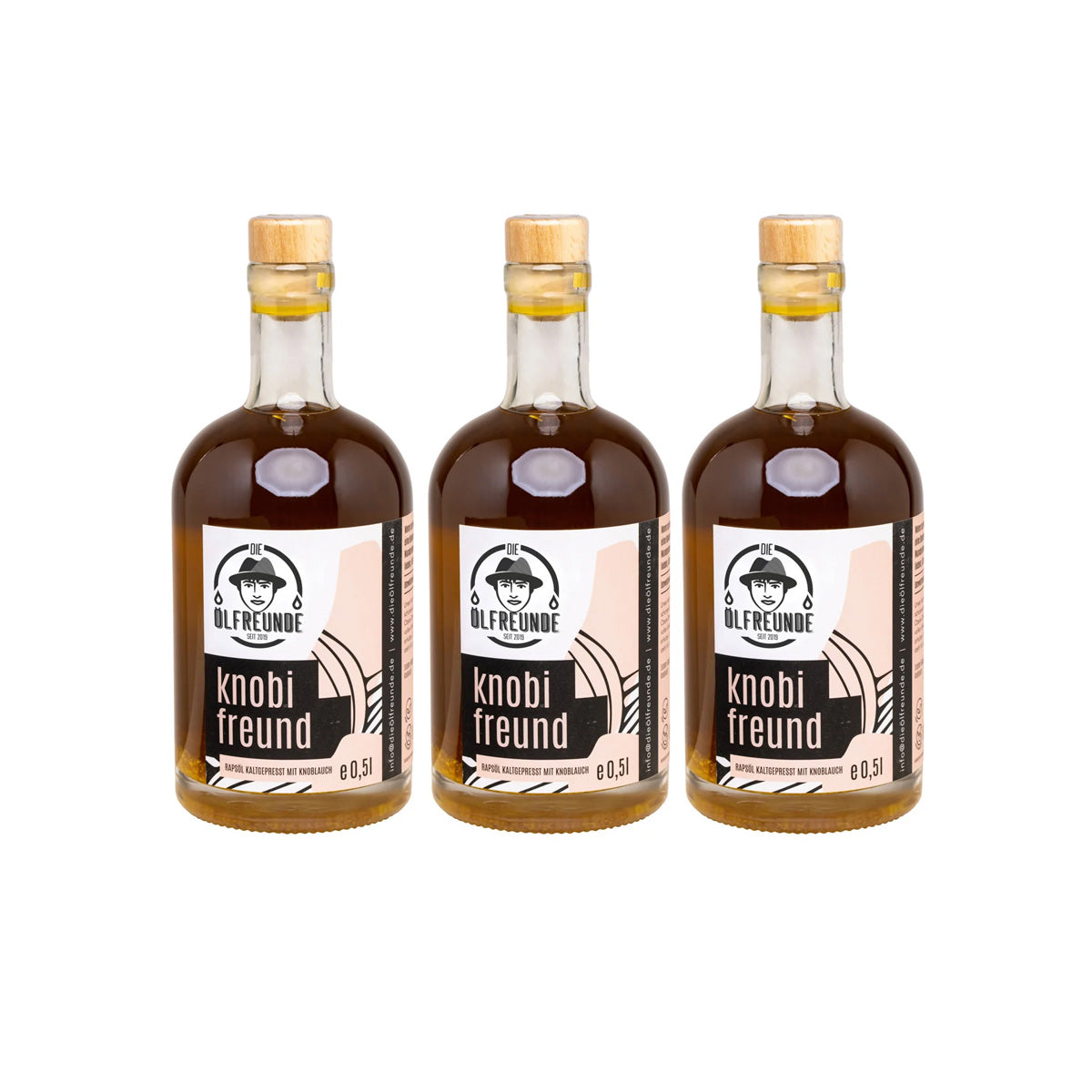 Drei Flaschen mit je 500ml kaltgepresstes Knoblauchöl mit Knoblauchstücken von Marke Die Ölfreunde.