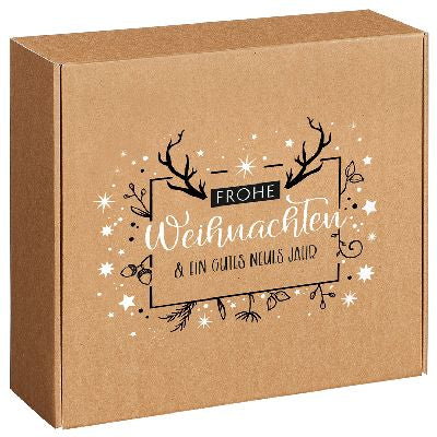 Brauner Karton mit festlichem Aufdruck. Auf der Vorderseite schmücken Geweihe, Sterne und weitere Ornamente einen rechteckigen Rahmen, in dem ,Frohe Weihnachten & ein gutes neues Jahr' zu lesen ist.