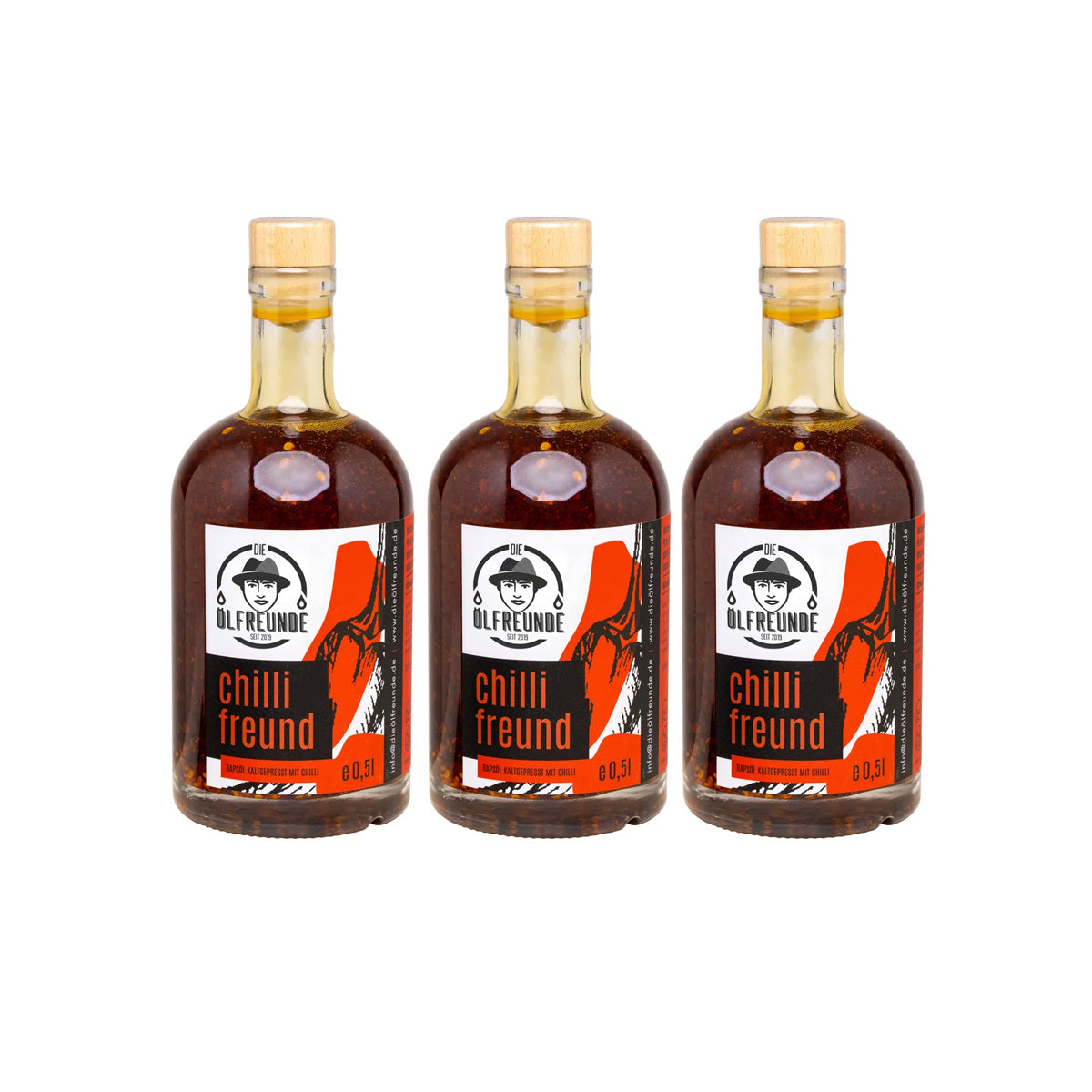 Drei Flaschen mit je 500ml kaltgepresstes crispy Chilli-Öl mit Chilliflocken, von Marke Die Ölfreunde.