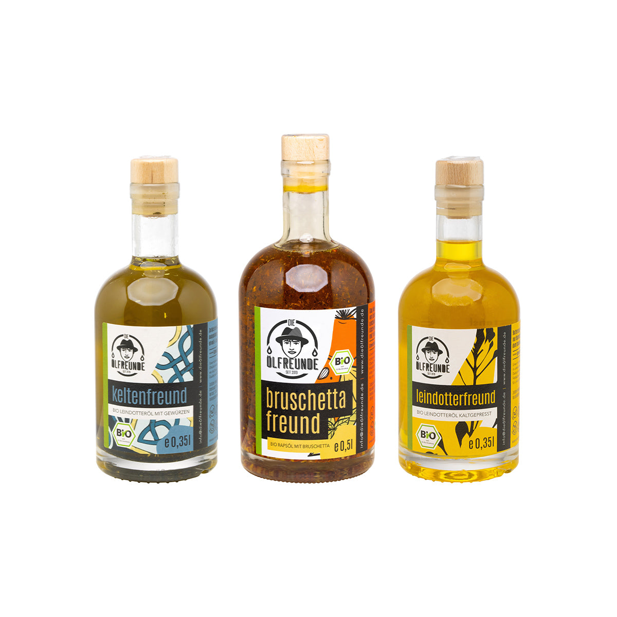 Eine 350ml Flasche Leindotteröl mit Gewürzen, eine 500ml Flasche Bruschetta-Öl und eine 350 ml Flasche Leindotteröl der Marke Die Ölfreunde.