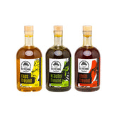 Eine Flasche Rapsöl, Kräuteröl und Chilliöl der Marke Die Ölfreunde.