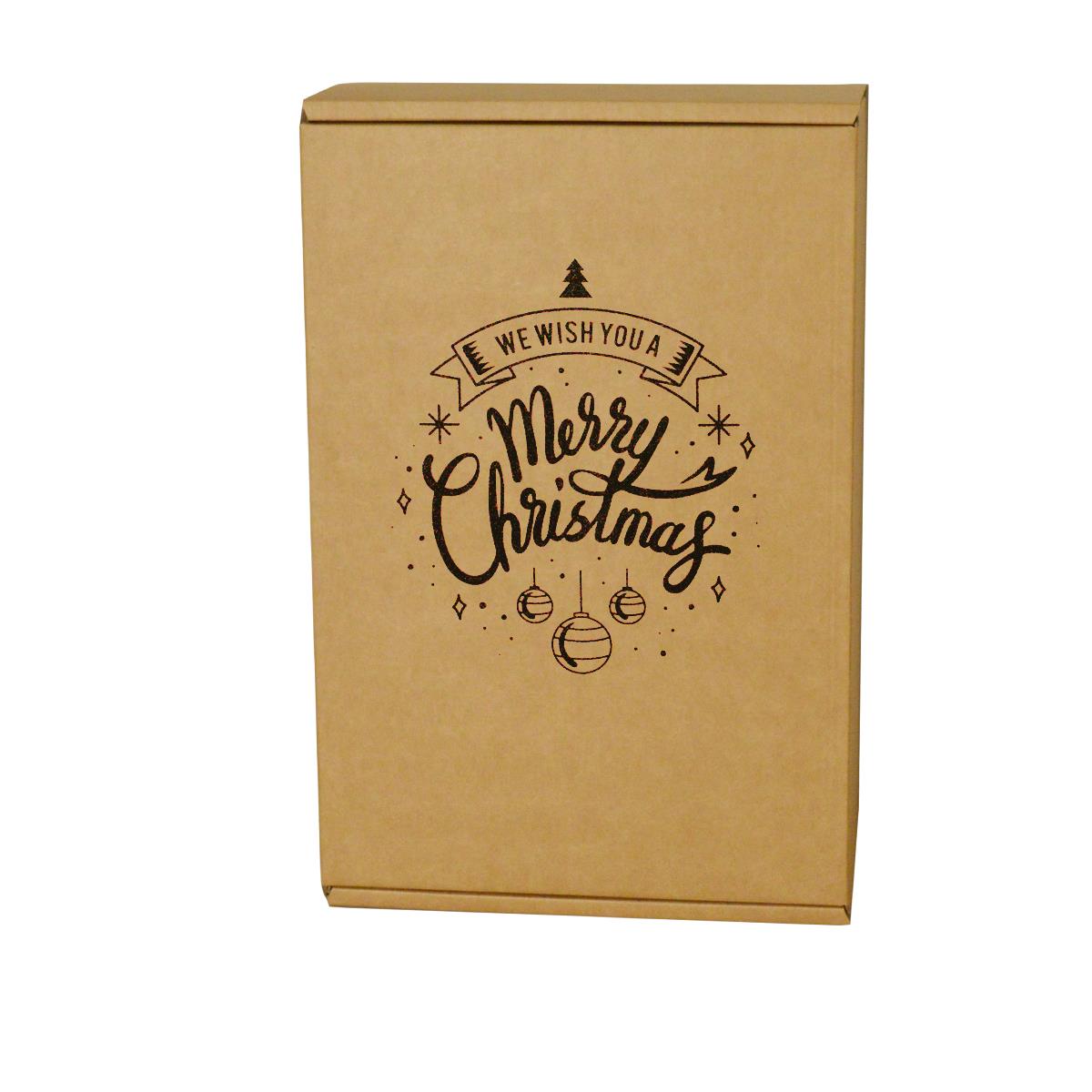 Brauner Karton mit weihnachtlichem Aufdruck: Auf der Vorderseite erscheint der Text „We wish you a Merry Christmas“, ergänzt durch eines kleinen Weihnachtsbaums, funkelnder Sterne und hängender Ornamente