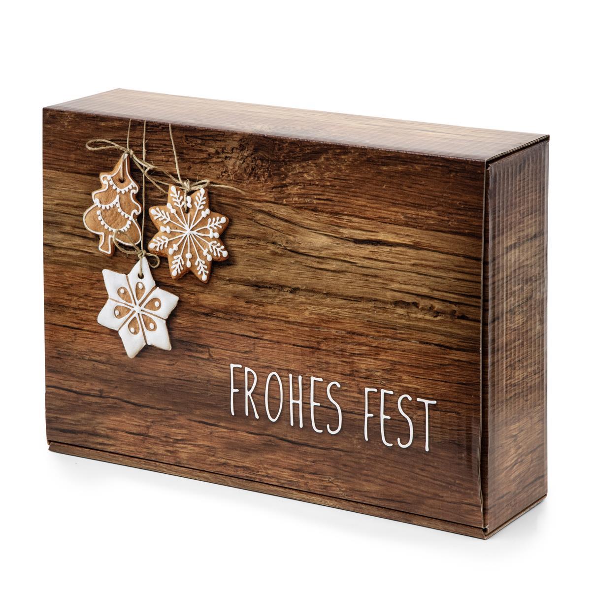 Eine Weihnachtliche Geschenkeverpackung in Holz-Optik, mit Sternenkeksen und einem Tannenbaumkeks verziert. Darauf der Schriftzug 'Frohes Fest'.