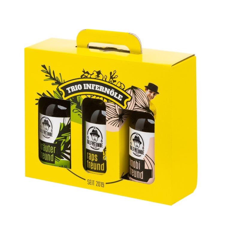 Ein Geschenkset mit einer Flasche Kräuteröl, Rapsöl und Knoblauchöl der Marke Die Ölfreunde.