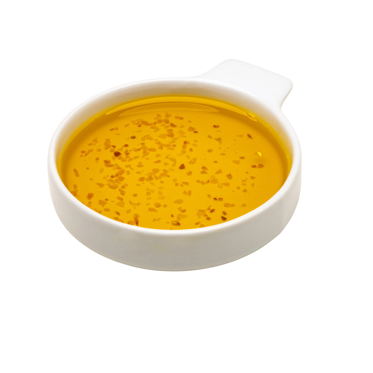 Eine weiße Keramikschale mit Knoblauchöl und Knoblauchstücken.
