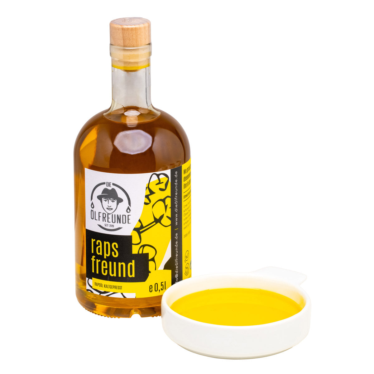 Eine Flasche mit 500ml kaltgepresstes Rapsöl der Marke Die Ölfreunde, daneben eine Schale mit Rapsöl.