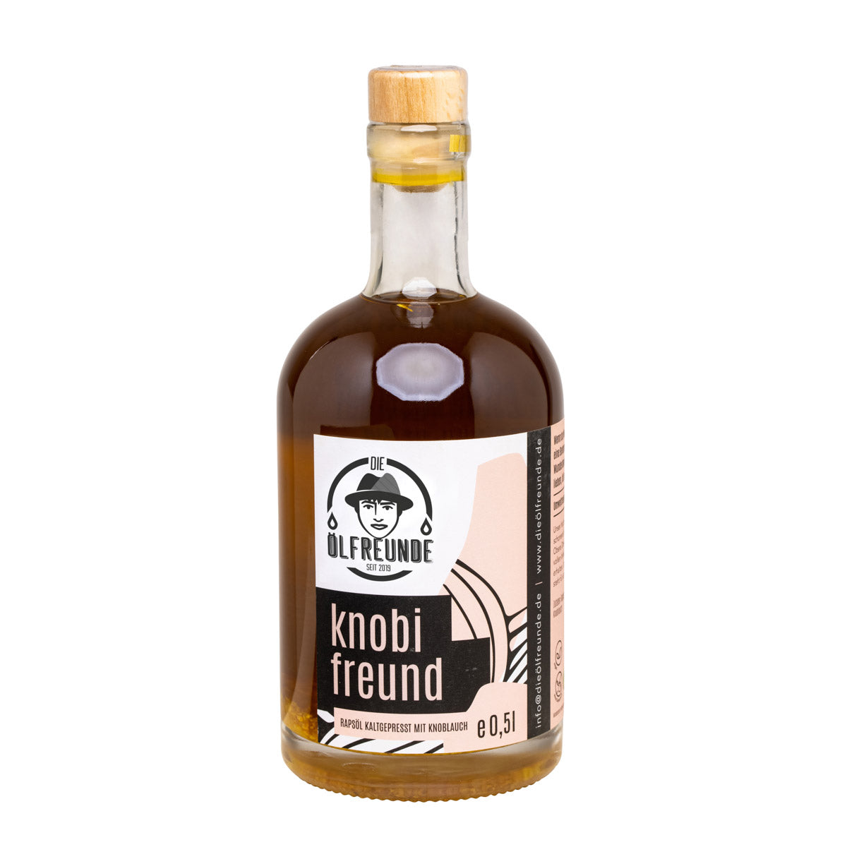 Eine Flasche mit 500ml kaltgepresstes Knoblauchöl mit Knoblauchstücken von Marke Die Ölfreunde.