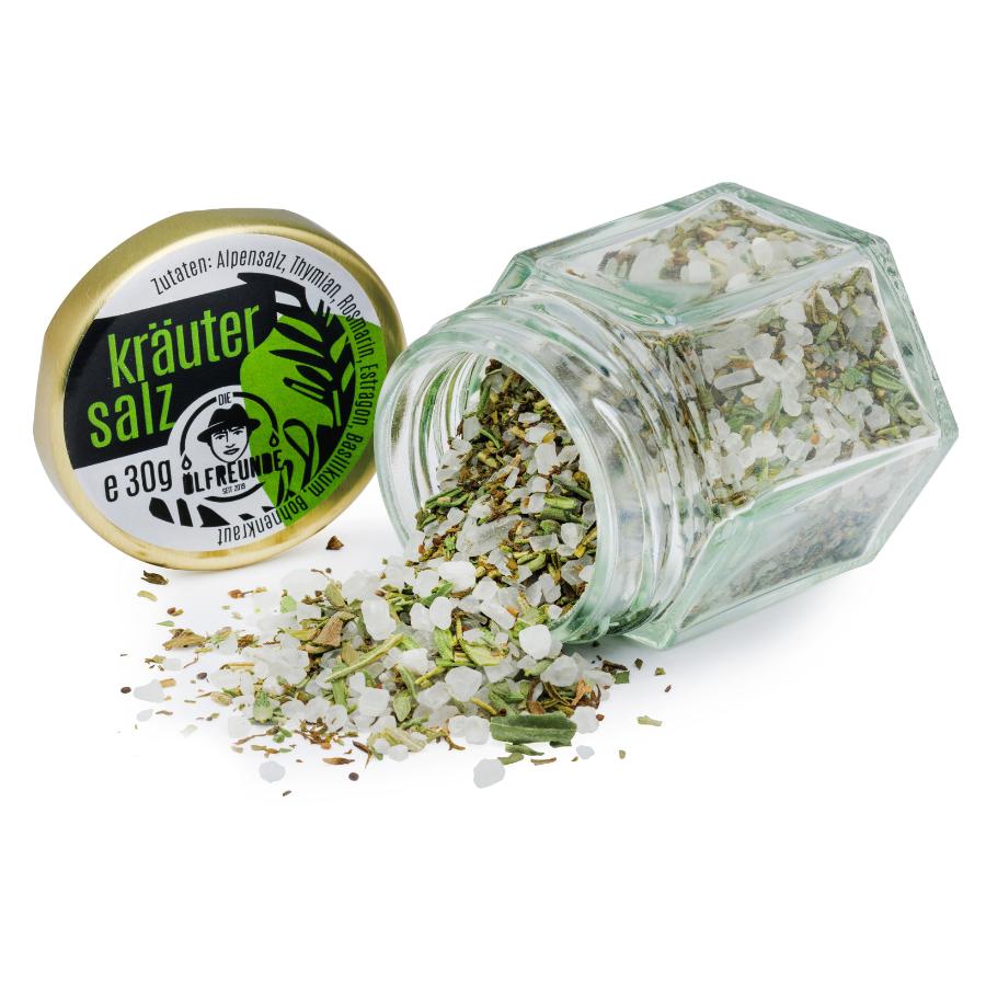 Ein umgekipptes Glas mit 30g Kräutersalz, aus dem das Kräutersalz herausfällt, der Marke Die Ölfreunde.