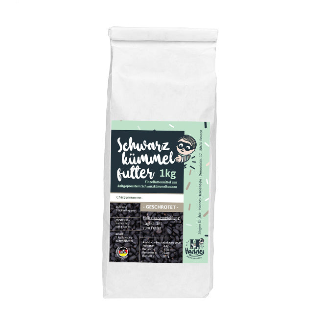 Eine Tüte mit 1000g geschrotetes Schwarzkümmelfutter der Marke Hannes.