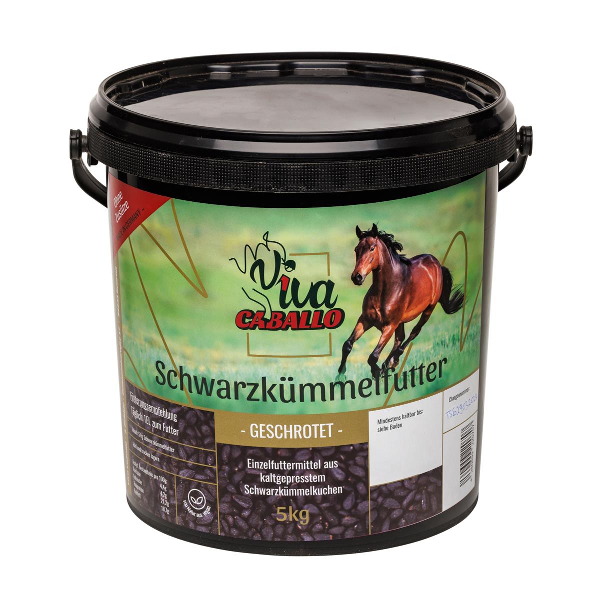 Ein Eimer mit 5kg Schwarzkümmelfutter geschrotet, der Marke Viva Caballo.