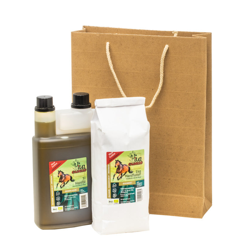 Eine Flasche mit 1000l Bio-Hanföl und eine Tüte mit 1000g Bio-Hanffutter der Marke Die Ölfreunde, vor einer Papiertüte.