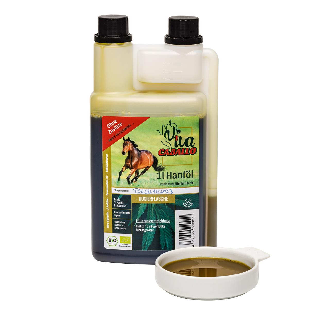 Eine Flasche mit 1L Bio-Hanföl ohne Zusatzstoffe der Marke Viva Caballo, daneben eine Schale mit Hanföl.