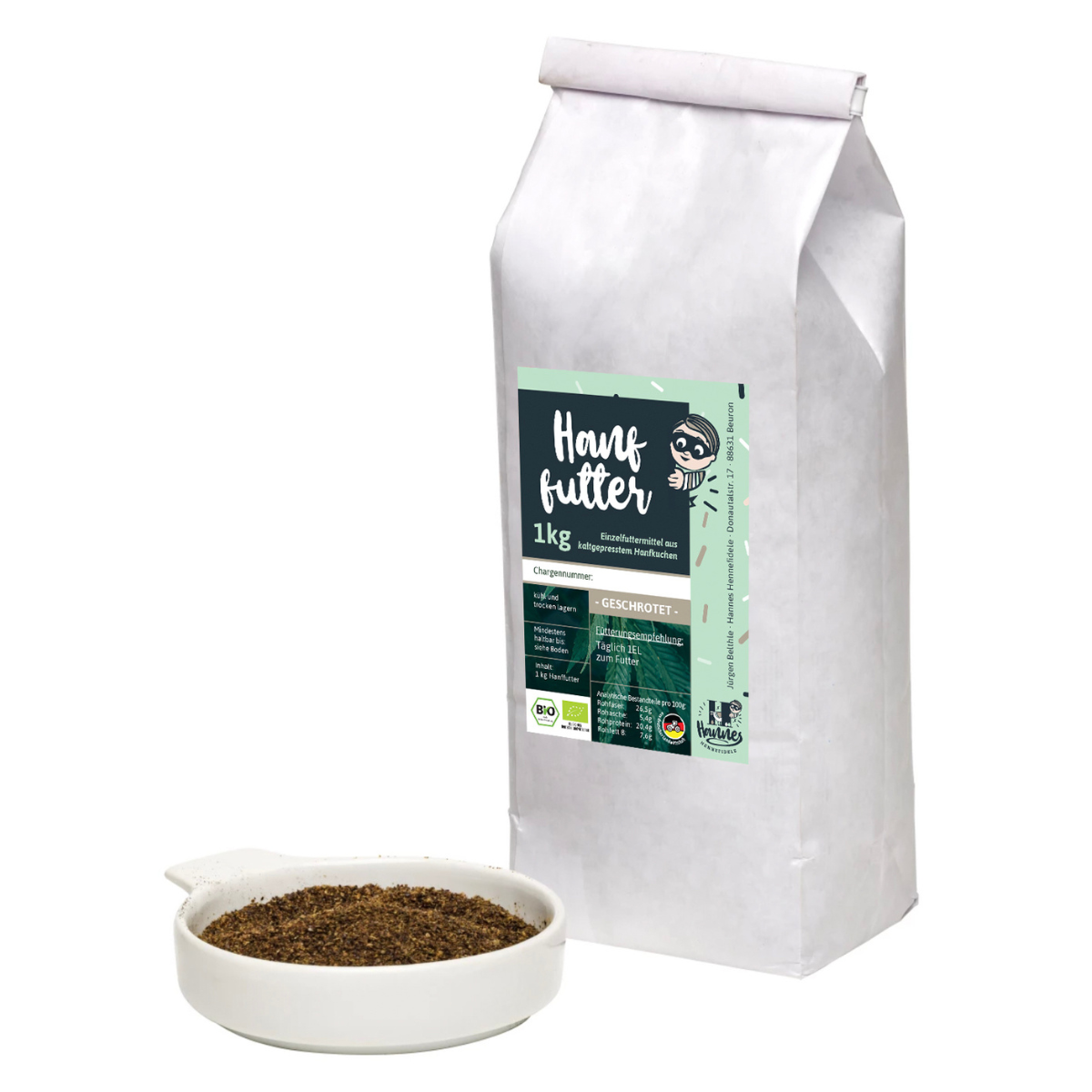 Eine Tüte mit 1000g geschrotetes Bio-Hühner-Hanffutter, daneben eine Keramikschale mit Hanffutter.