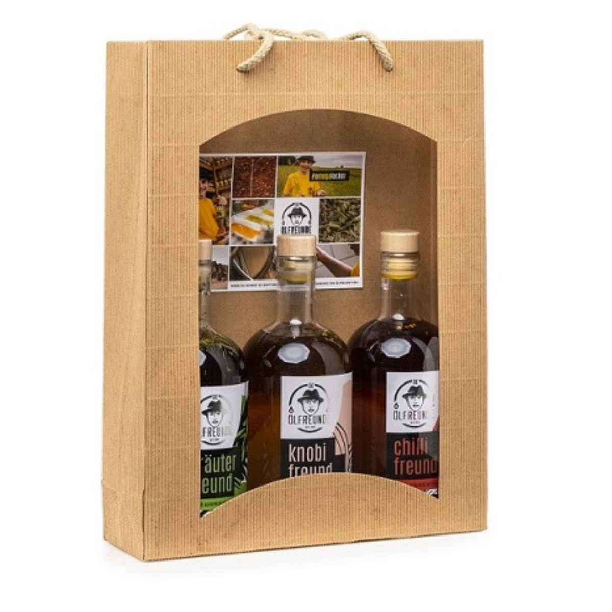 Eine Flasche Kräuteröl, Knoblauchöl und Chilliöl der Marke Die Ölfreunde, in einer Papiertüte.