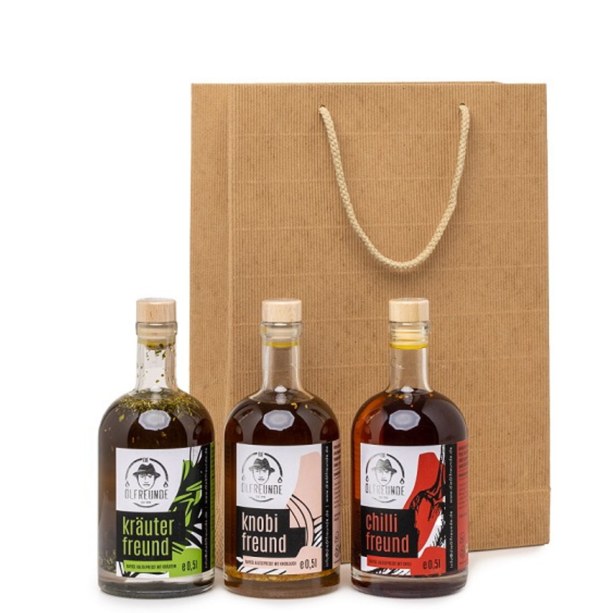 Eine Flasche Kräuteröl, Knoblauchöl und Chilliöl der Marke Die Ölfreunde, vor einer Papiertüte.