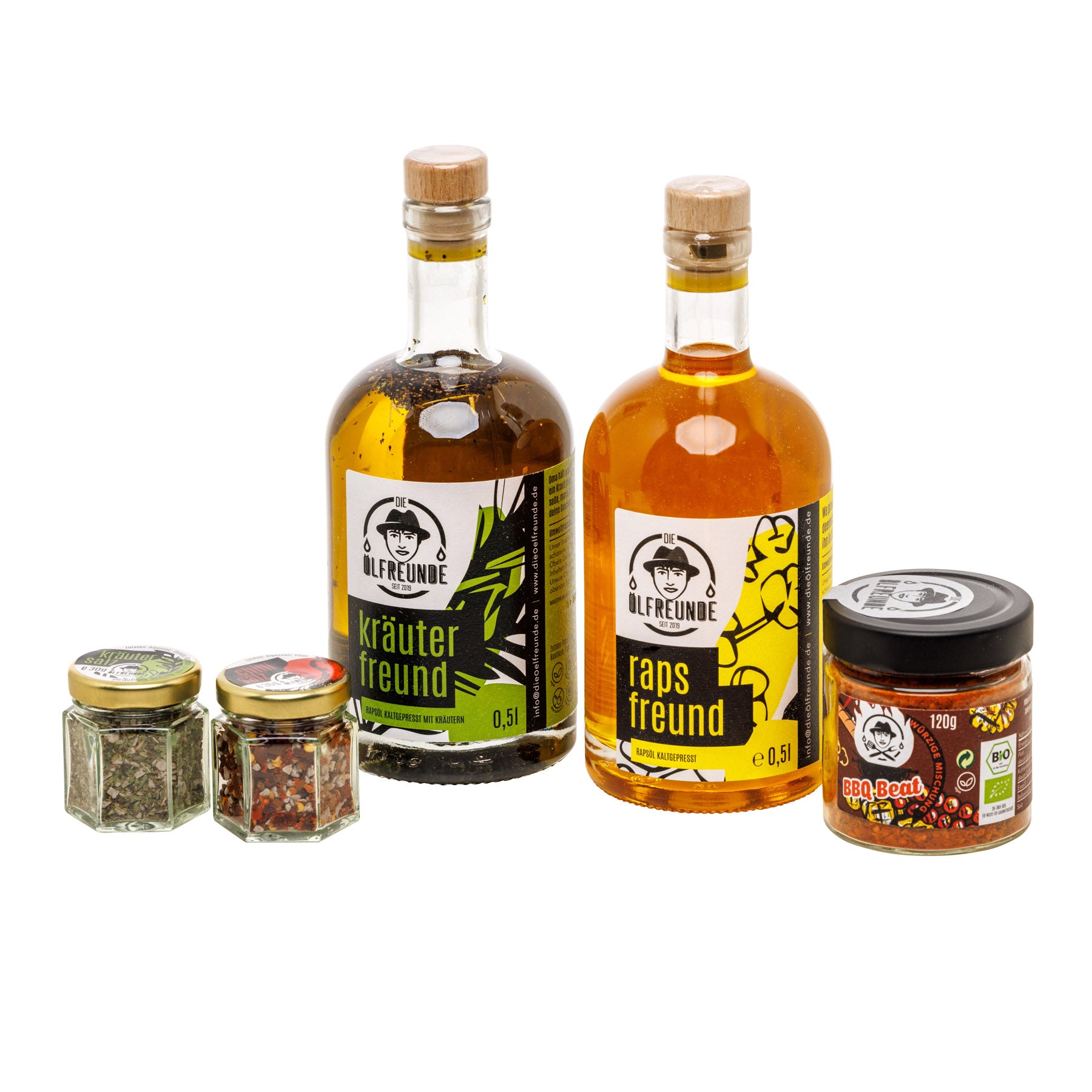 Eine Flasche Kräuteröl, Rapsöl, ein Glas Kräutersalz, Chillisalz und BBQ-Gewürzmischung, der Marke Die Ölfreunde