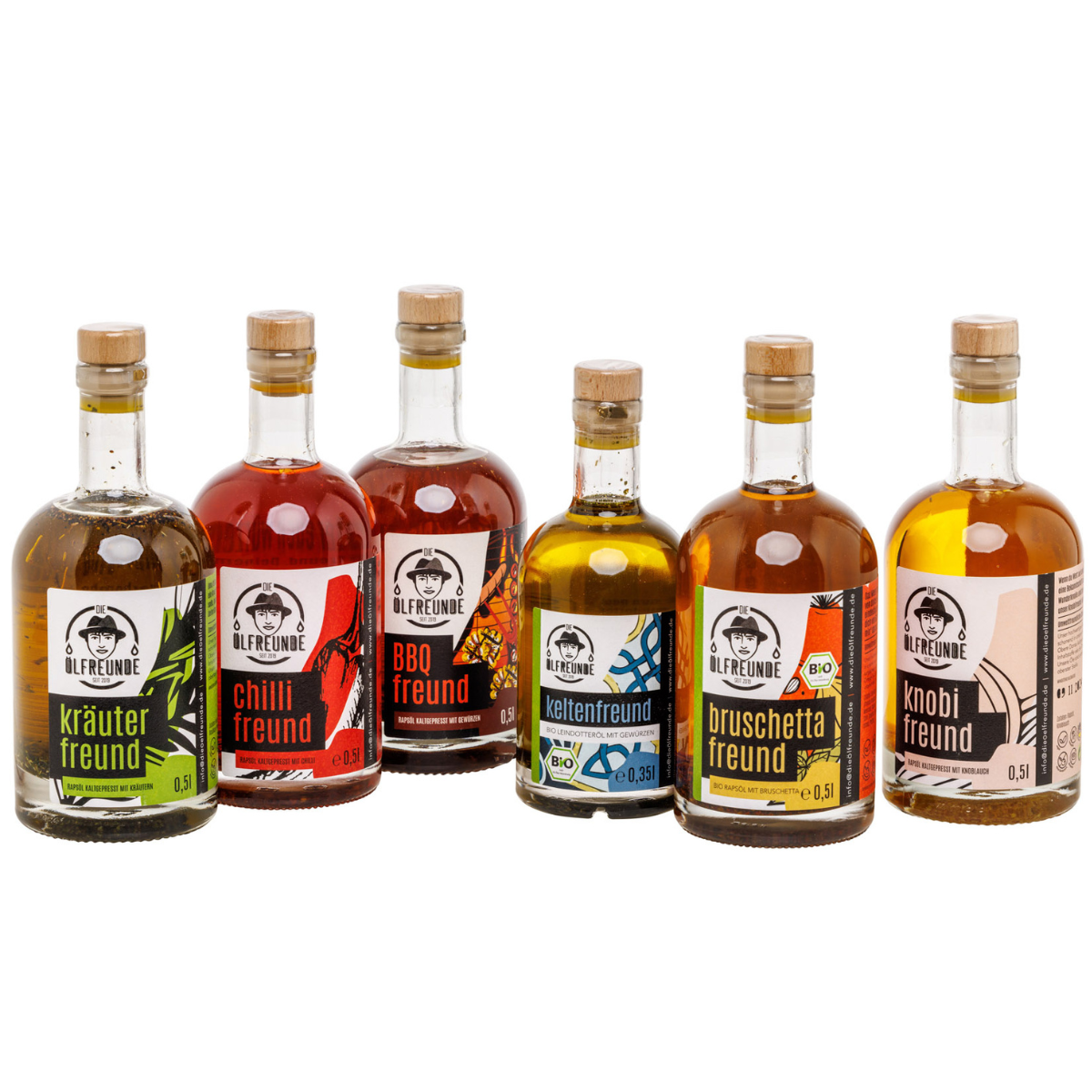 Je eine Flasche Bruschetta-Öl, Knoblauchöl, BBQ-Öl, Leindotter-Öl mit Gewürzen, Kräuteröl und Chilliöl der Marke Die Ölfreunde