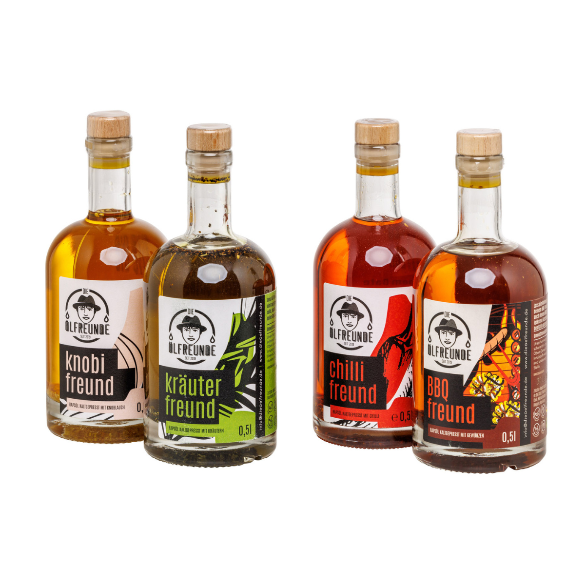 Je eine Flasche mit 500ml Kräuteröl, BBQ-Öl, Chilliöl und Knoblauchöl der Marke Die Ölfreunde.