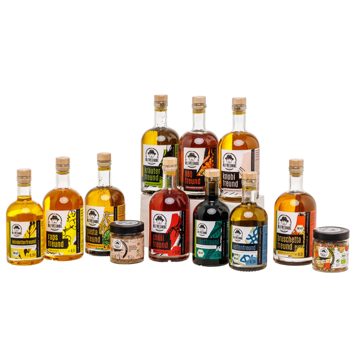 Je eine Flasche Knoblauchöl, Bruschetta-Öl, Leindotteröl mit Gewürzen, BBQ-Öl, Chilliöl, Hanföl, Rapsöl, Leindotteröl, Kräuteröl, Pasta-Öl, ein Glas Rauchsalz und ein Glas Bruschetta-Gewürzmischung der Marke Die Ölfreunde