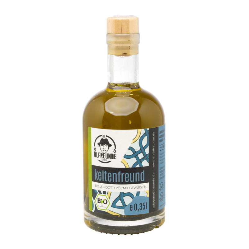 350-ml-Flasche Bio-Leindotteröl mit Gewürzen wie Schabzigerklee, Gundelrebe und Brennessel, der Marke Die Ölfreunde.