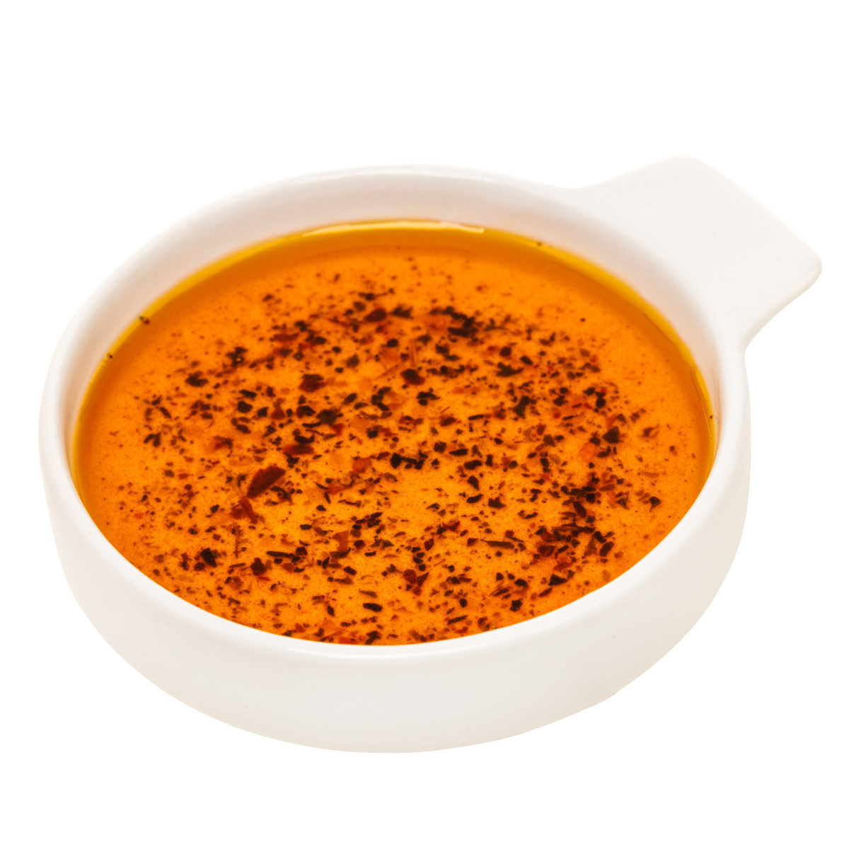 Eine Keramikschale mit orangenem BBQ-Öl und Gewürzen.
