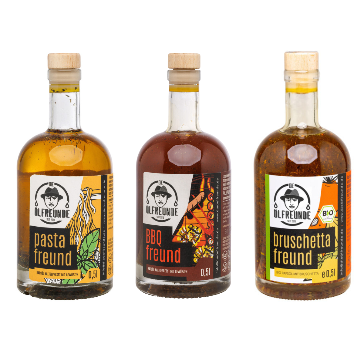 Eine Flasche Pasta-Öl, daneben eine Flasche BBQ-Öl und daneben dann eine Flasche Bruschetta-Öl der Marke Die Ölfreunde.
