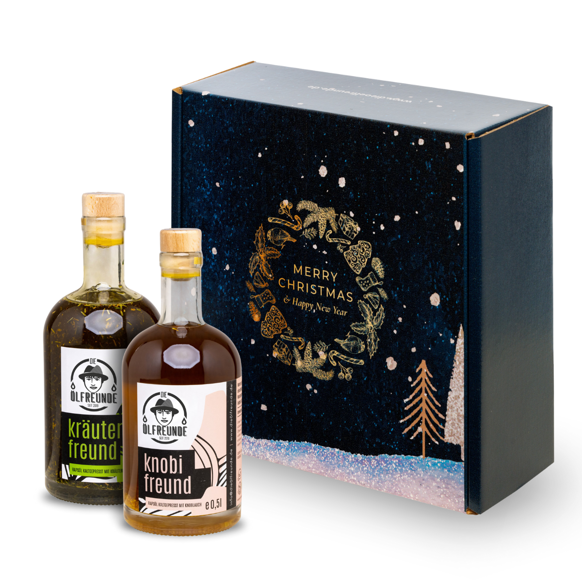 Eine Flasche Kräuteröl und Knoblauchöl der Marke Die Ölfreunde vor einer Weihnachts-Geschenkverpackung.