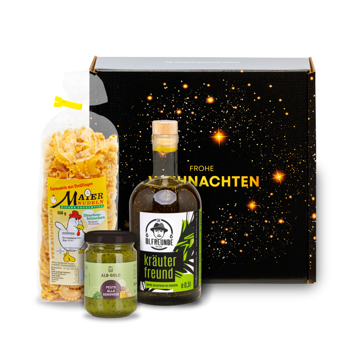 Kräuteröl der Marke Die Ölfreunde sowie Eiernudeln der Marke Maier Nudeln und Pesto alla Genovese der Marke Alb-Gold vor einer Weihnachts-Geschenkverpackung.