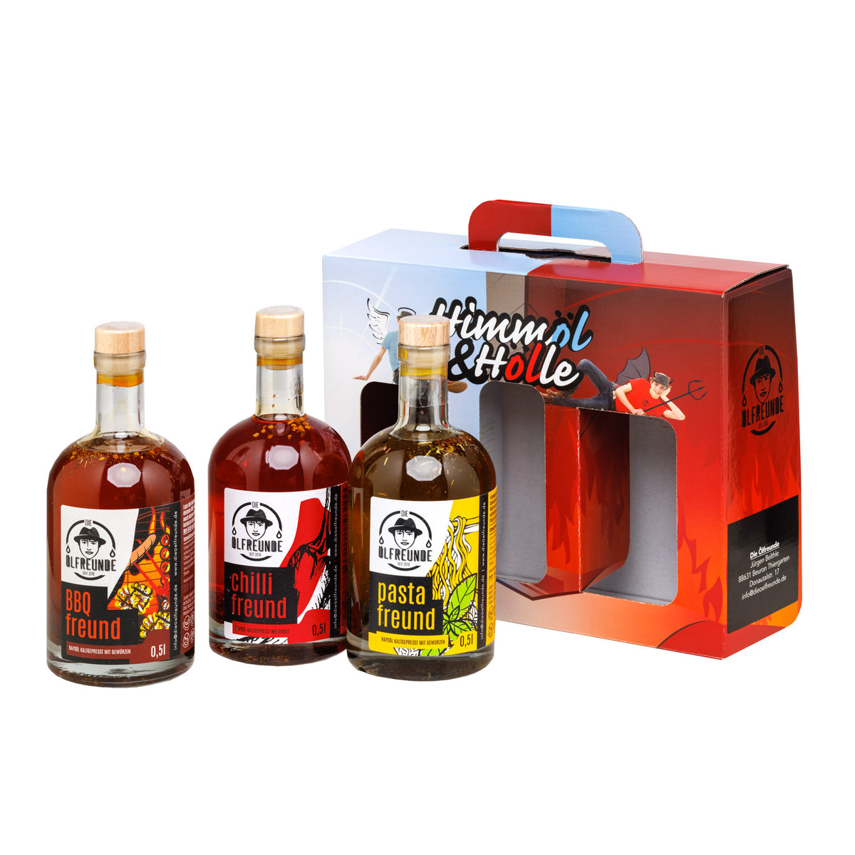 Eine Flasche Pasta-Öl, BBQ-Öl und Chilliöl der Marke Die Ölfreunde, vor einer Verpackung mit der Aufschrift ,Himmel und Hölle'.