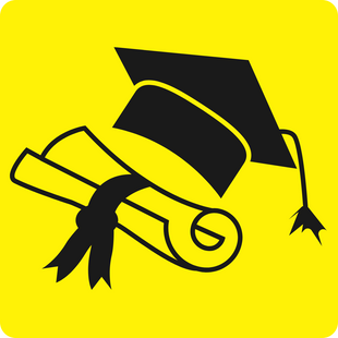 Schwarzer Doktorhut und zugebundenes Diplom mit Band auf leuchtend gelbem Hintergrund