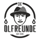 Logo von 'Die Ölfreunde'. Enthält die zentrale Schrift 'ÖLFREUNDE' und darunter 'SEIT 2019'. Oberhalb der Hauptschrift eine bogenförmige Gestaltung mit dem Wort 'DIE' an der Spitze. Zwei Tropfen-Symbole rahmen die Gestaltung ein, ergänzt durch einen illustrierten Kopf mit Hut.