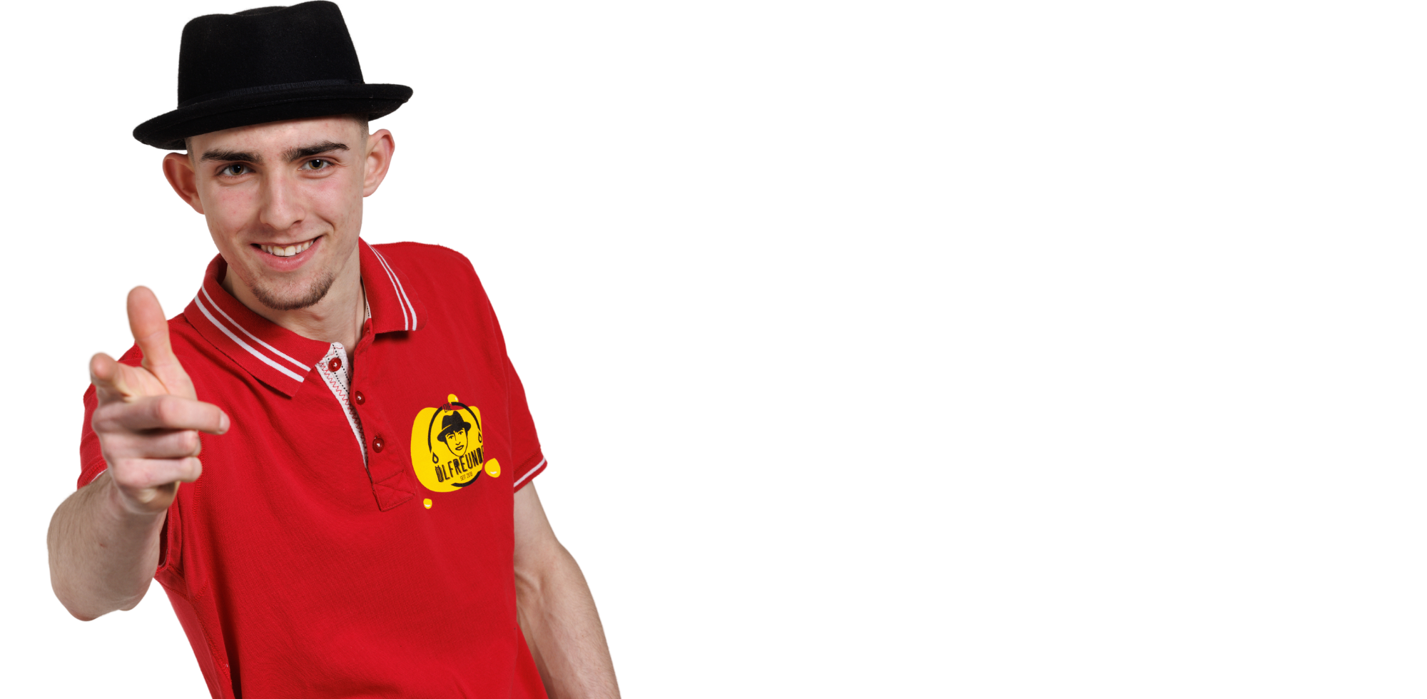 Eine Person mit schwarzem Hut und roten T-Shirt, mit dem Logo der Ölfreunde. Die Person zeigt mit dem Finger in die Kamera