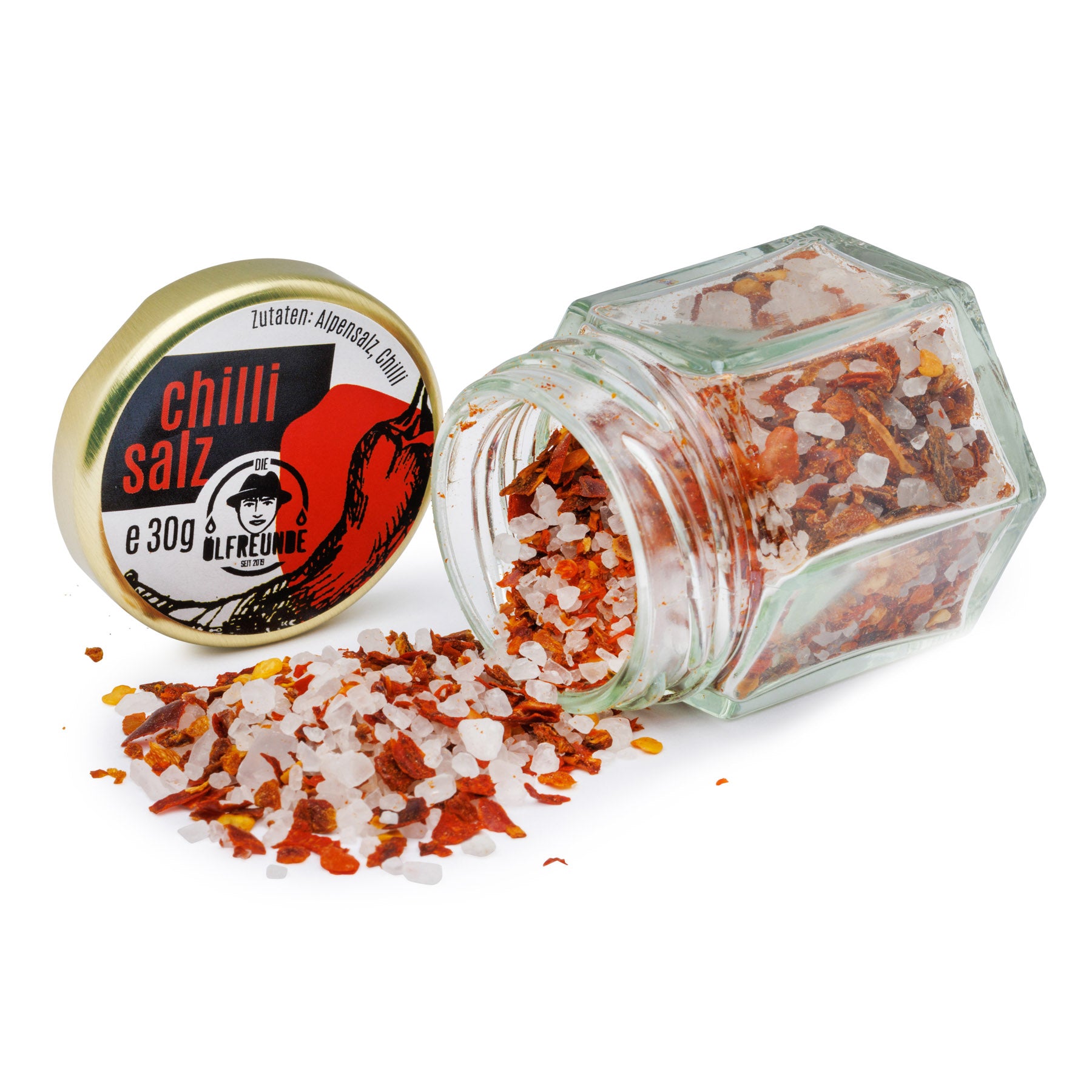 30g Chillisalz der Marke Die Ölfreunde, im Glas mit rotem Etikett, daneben ein kleiner Haufen Gewürzpulver.