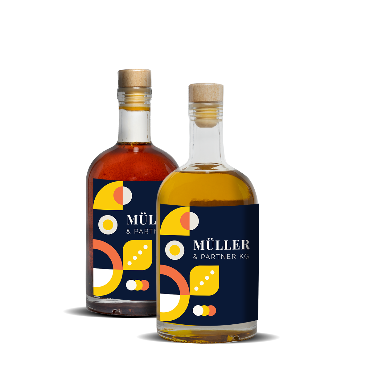 Zwei Flaschen Öl, mit dem Etikett der Müller & Partner KG in dunkelblauem design und weiß, gelb, orangenen Elementen.