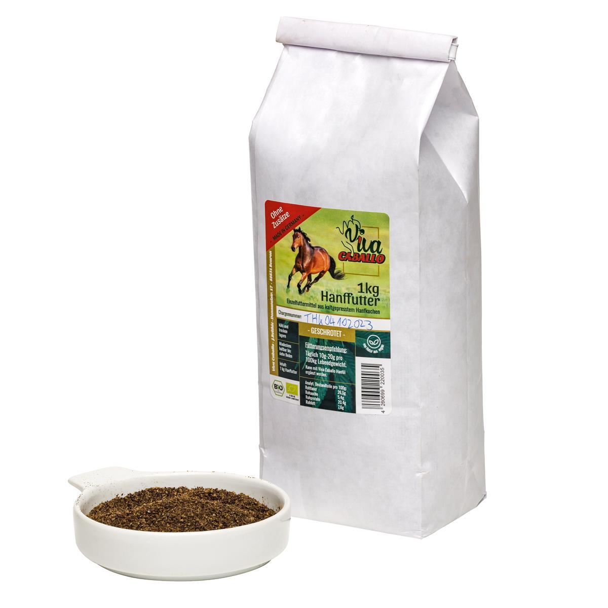 1-kg-Tüte geschrotetes Hanffutter von Marke Viva Cabello mit grünem Etikett, daneben Schale mit Hanffutter.