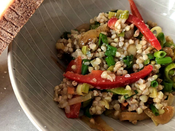 Lauwarme Buchweizen-Bowl mit Chilifreund