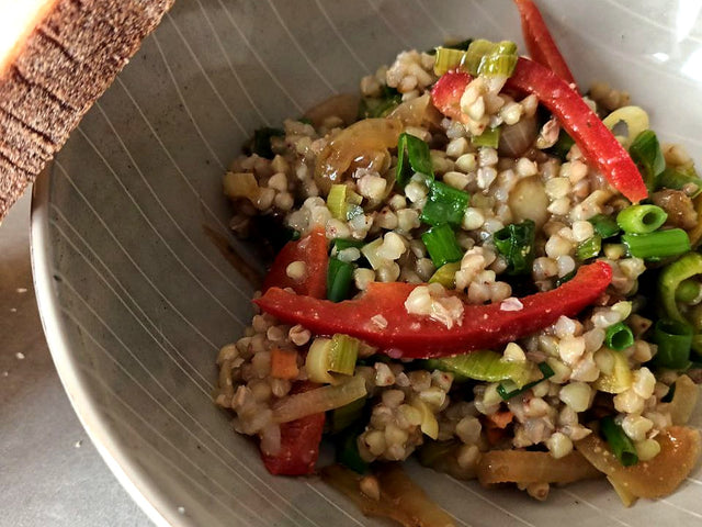 Lauwarme Buchweizen-Bowl mit Paprika, Lauch und Chilifreund