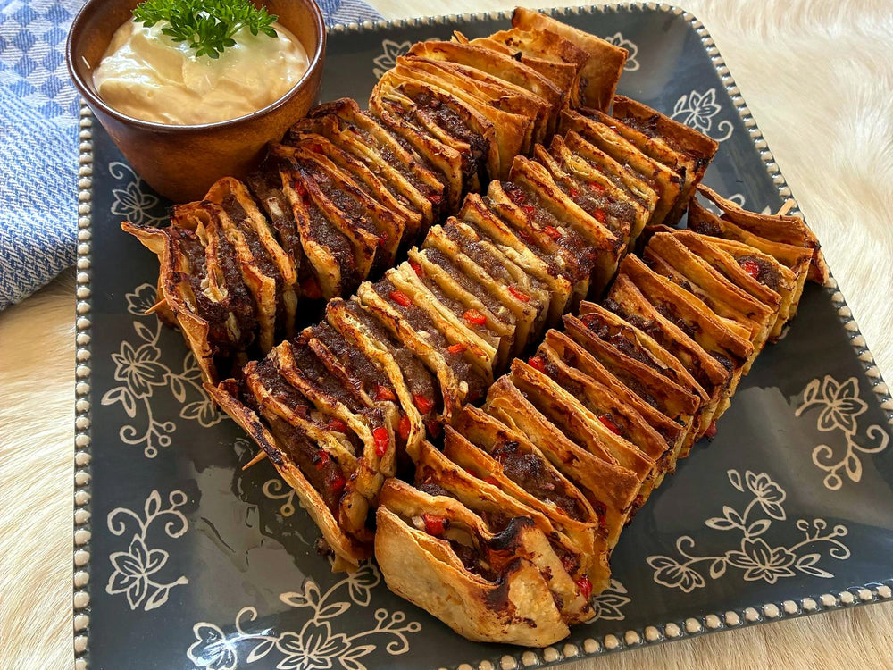 Hackfleisch-Wrap-Spieße mit BBQ-Freund und Feta-Dip