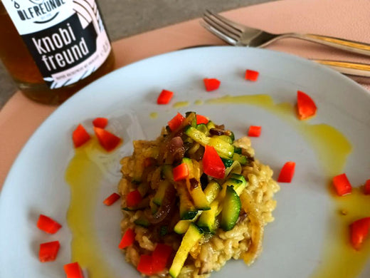Zucchini-Risotto mit Paprikawürfeln und Knobifreund