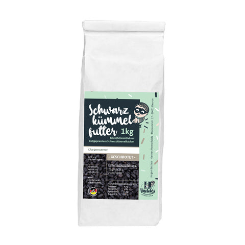 Eine Tüte mit 1000g geschrotetes Schwarzkümmelfutter der Marke Hannes.